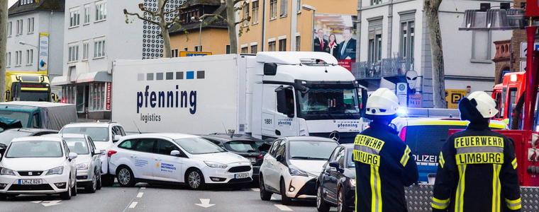 Краден камион се вряза в автомобили в Германия