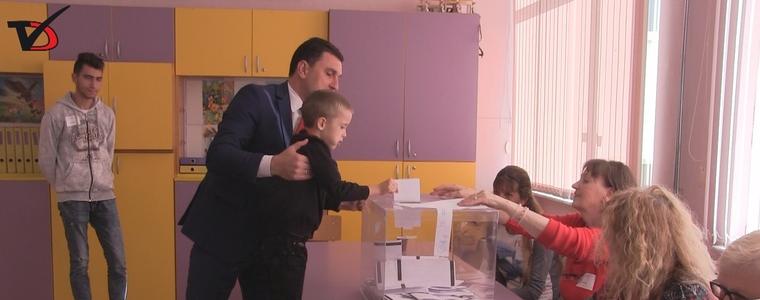 Синът на Валентин Димитров, рожденик днес, пусна бюлетината вместо него (ВИДЕО)