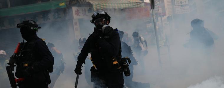 Сълзотворен газ и водни оръдия срещу демонстранти в Хонконг