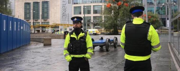Търговски център в Манчестър евакуиран след масово нападение с нож