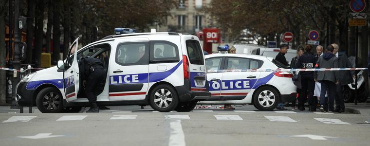 Въоръжен с нож нападна полицейско управление в Париж