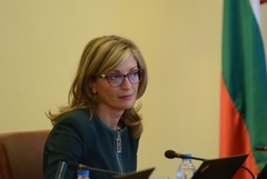 Захариева: България ще настоява приемане на РС Македония и Албания в ЕС в пакет