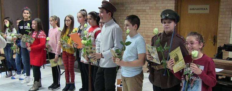 Ученици поднесоха бели рози за Йовков и загиналите български воини (ВИДЕО)