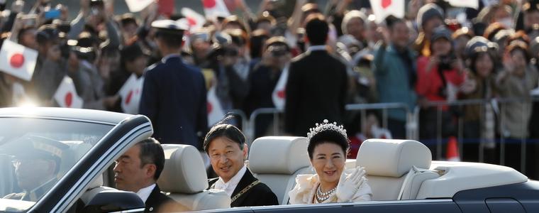 Десетки хиляди японци приветстват император Нарухито в чест на интронизацията му