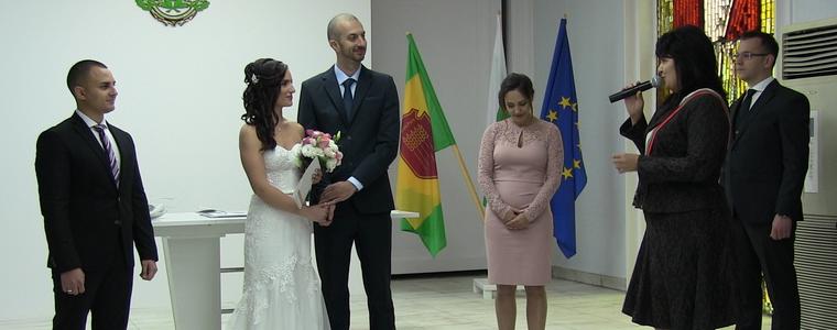 Кметът на Добрич води първото бракосъчетание в обновената обредна зала (ВИДЕО)