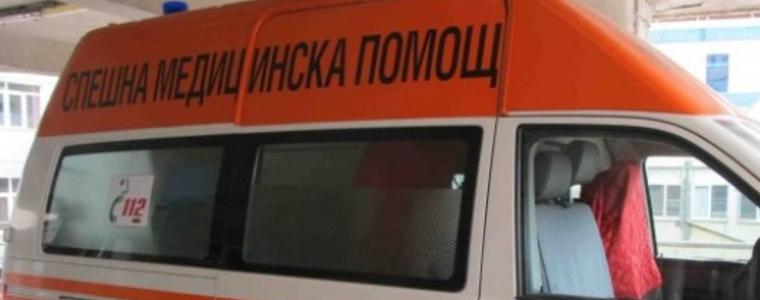 Момиче е в кома след връхлитането на автомобил върху спирка във Варна