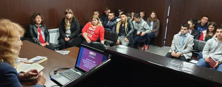Ученици от СУ "Любен Каравелов" се запознаха с работата в Административен съд-Добрич