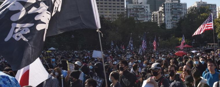 Хиляди облечени в черно протестират в Хонконг
