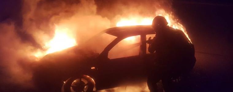 Кола изгоря тази нощ в Добрич. Пожарът засегна още три автомобила