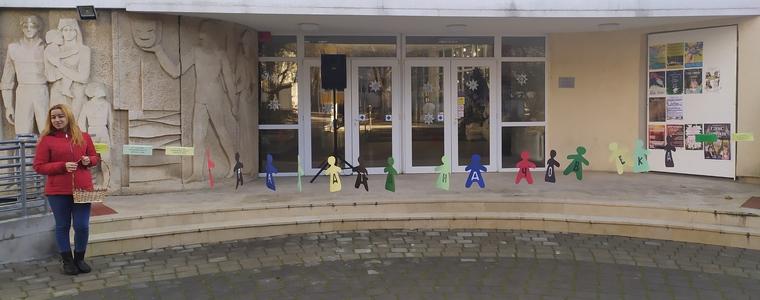 Правата на човека на 10 езика звучат пред Младежки център - Добрич