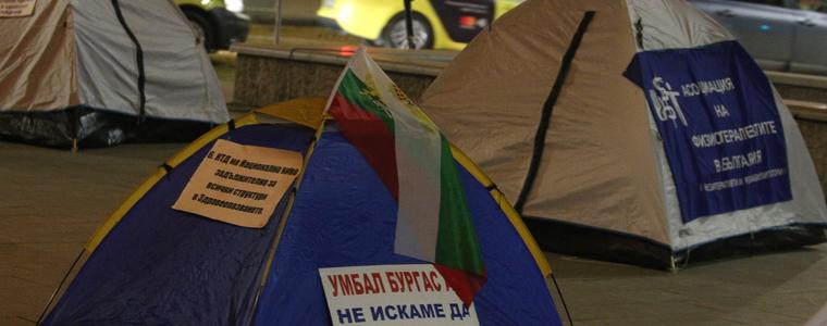 Протестиращите медицински сестри местят палатковия си лагер пред НС