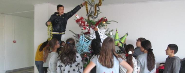 Ученици украсиха коридора и елхата в МБАЛ-Добрич