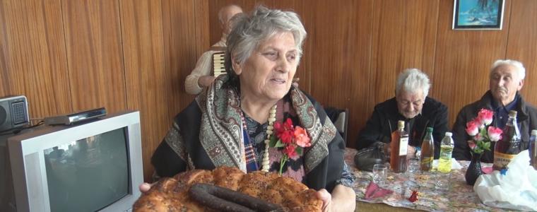 Баба Янка – щастлива баба на 15 внуци и правнуци (ВИДЕО)
