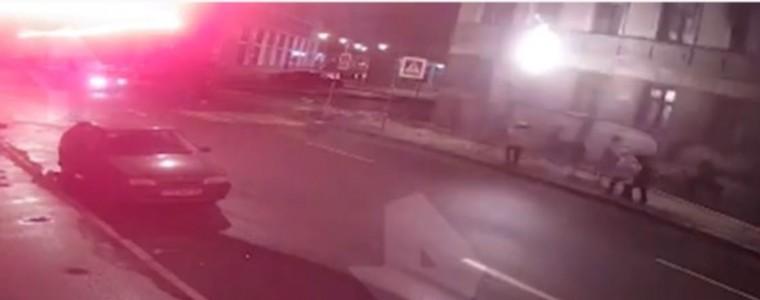 Горящ мъж падна от блок върху пешеходка с коте в ръце