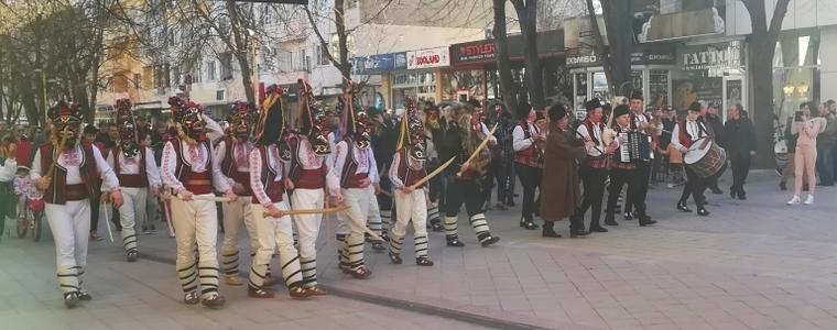 Кукерско шествие, стрели и прескачане на огън на Сирни Заговезни в Добрич