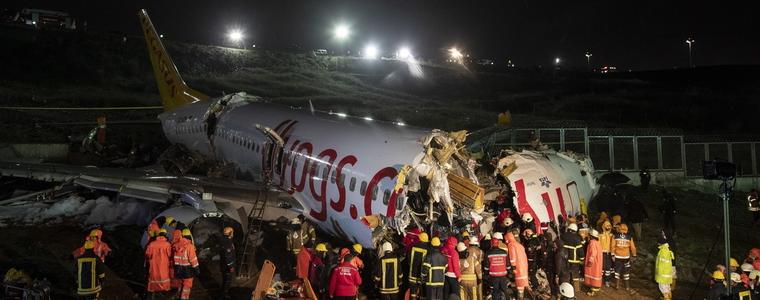 Самолет се разби при кацане на истанбулското летище „Сабиха Гьокчен”