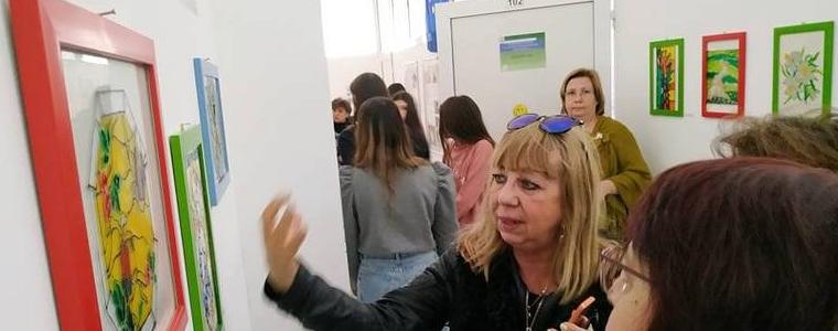 В Иновативна гимназия "Райко Цончев" откриха ученическа изложба  "Рисувано стъкло"