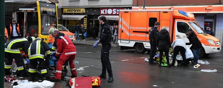 81-годишна шофьорка се вряза в трамвайна спирка в германски град