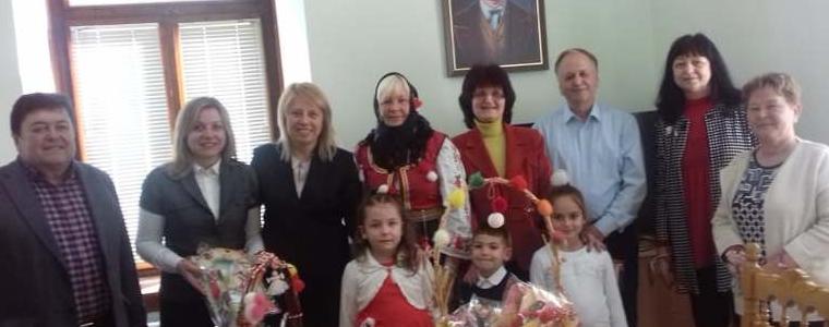 Деца от Божурово зарадваха с мартенички служителите в Община Добричка