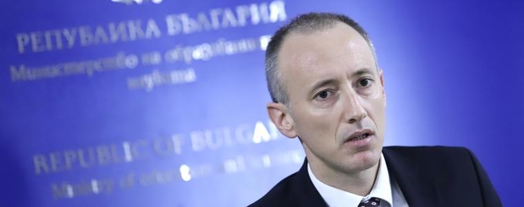 Министър Вълчев: Към момента не се предвижда удължаване на учебната година