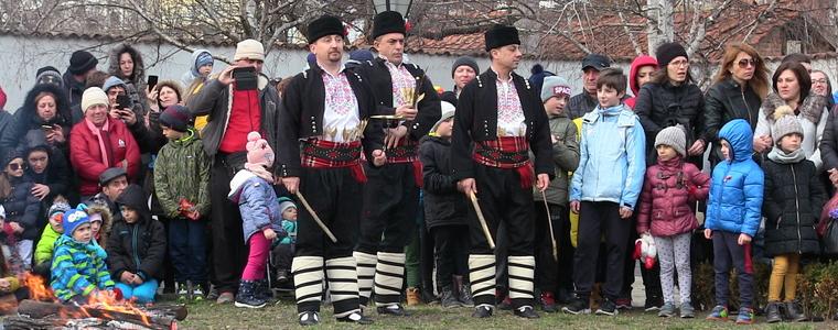 С кукерско шествие и традиционни ритуали Добрич отбеляза Сирни Заговезни (ВИДЕО)