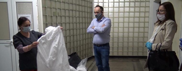 100 броя защитни гащеризони дариха от МК "ГЕРБ-СДС" на Инфекциозното отделение в Добрич (ВИДЕО)