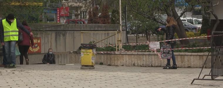 Централният пазар с отделни входове и изходи, регулира се потокът от хора (ВИДЕО)