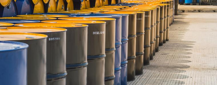 Кораби, влакове, пещери - светът се чуди къде да държи петрола