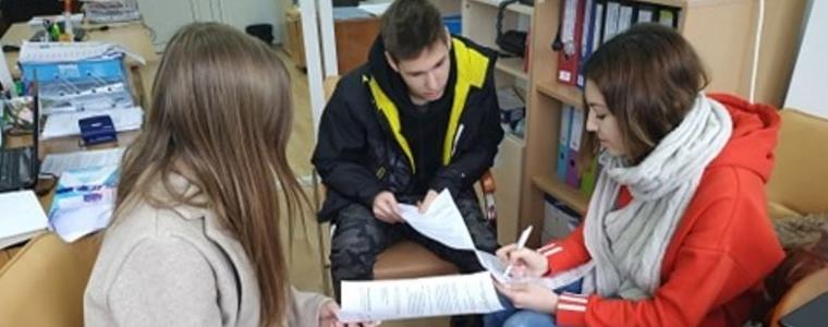 Млади предприемачи от Иновативна гимназия „Райко Цончев“ изследват социалните противоречия в постмодерното време