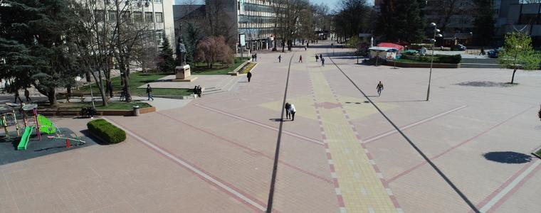 Не са много, но има хора без маски по центъра на Добрич (ВИДЕО)