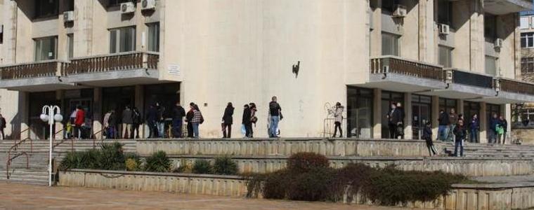 Работодателите, които освобождават персонал, могат да съдействат при регистрация в бюрата по труда