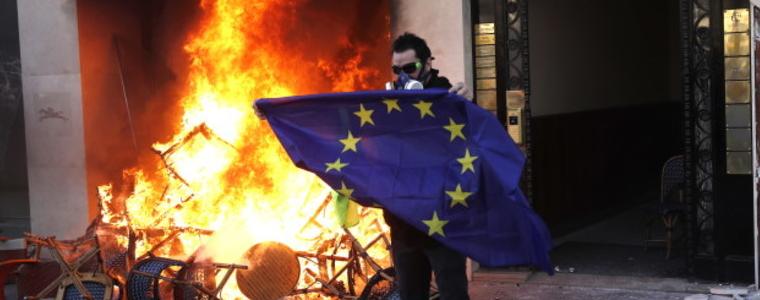 Горенето на флага на ЕС вече се наказва със затвор в Германия