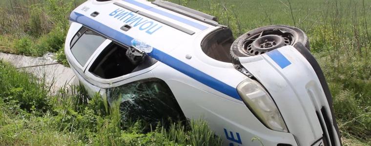 Полицейски автомобил се преобърна на изхода на Добрич по пътя за Варна (ВИДЕО)