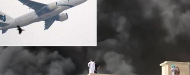 Самолет с близо 100 души се разби в домове в Карачи