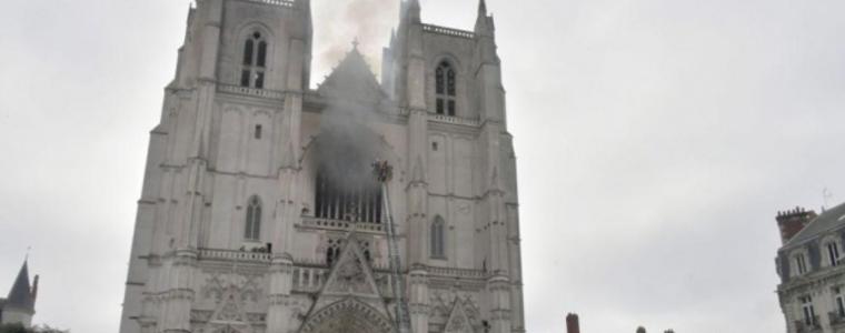 Пазачът на катедралата в Нант призна, че я е подпалил