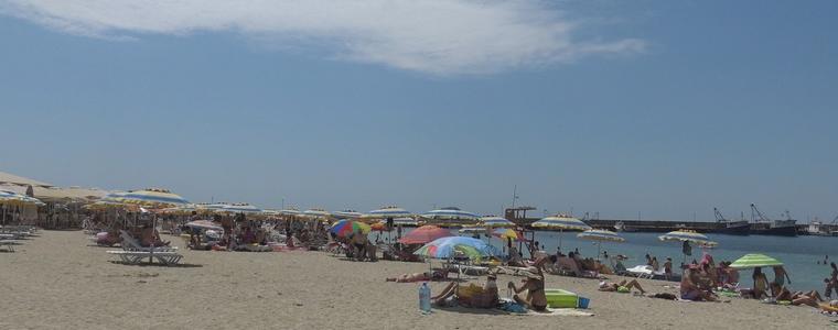 Плажът в Каварна – пълен с българи и през седмицата (ВИДЕО)