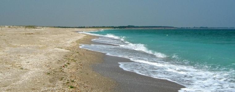 Министерството на туризма сезира МВР за масово паркиране на автомобили върху дюни на плаж „Крапец-север“ и в района
