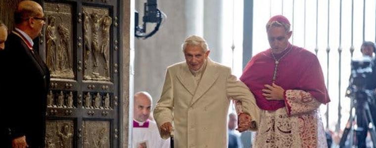 Оттеглилият се папа Бенедикт XVI е сериозно болен след посещение в Германия