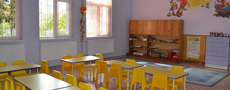 Семейства с деца могат да получават месечна помощ при затворени детски градини и училища
