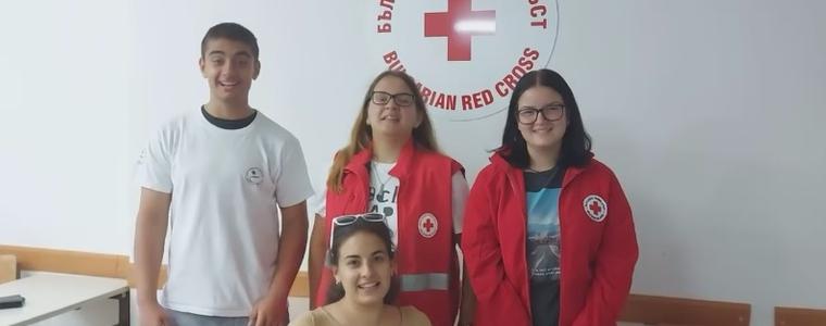 Доброволци от БЧК и Младежкия център подкрепят инициативата Нестле за Живей Активно в Добрич