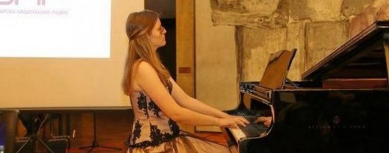 Клавирен концерт в Добрич на младата пианистка Мария–Десислава Стойчева 