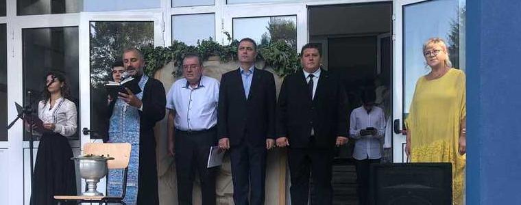 С водосвет започна учебната година в обновената ПМГ „Иван Вазов“