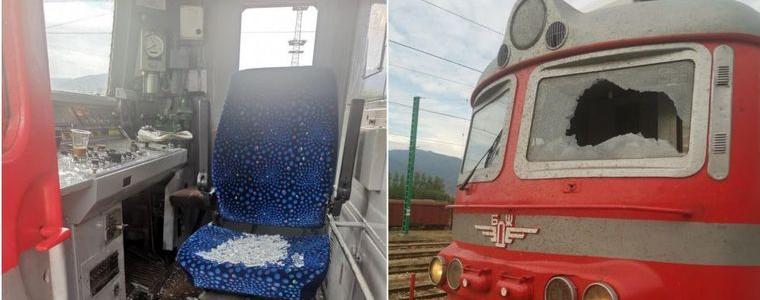 Вандали счупиха стъкло на бързия влак София-Бургас, двама пострадаха