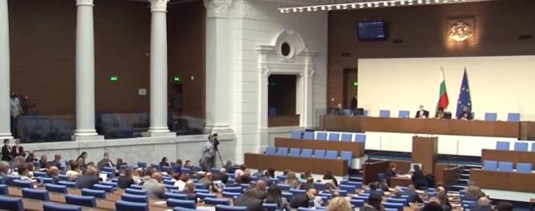 ДПС внесе 96 подписа и мотиви за оставката на Караянчева