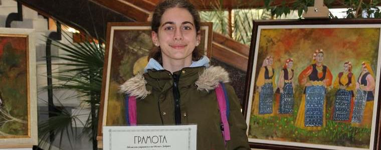 Елица Петрова взе наградата си-първо място за есе