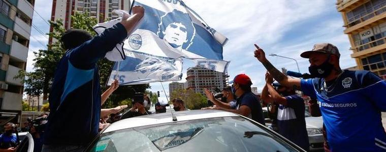 Сблъсъци в Буенос Айрес между полиция и фенове, сбогуващи се с Марадона