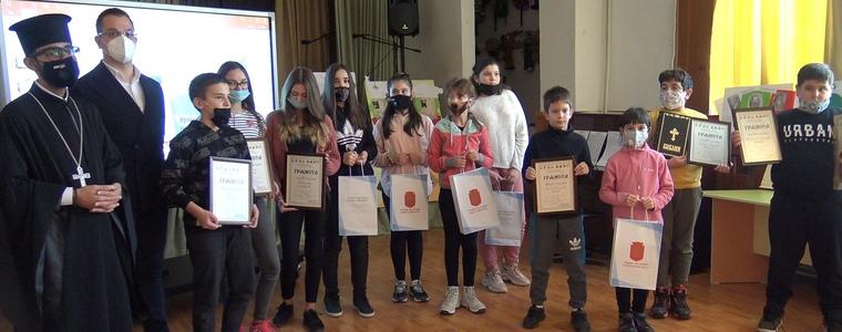 Ученици от ОУ „Хан Аспарух“ бяха наградени за участието си в конкурс, посветен на Народните будители (ВИДЕО)