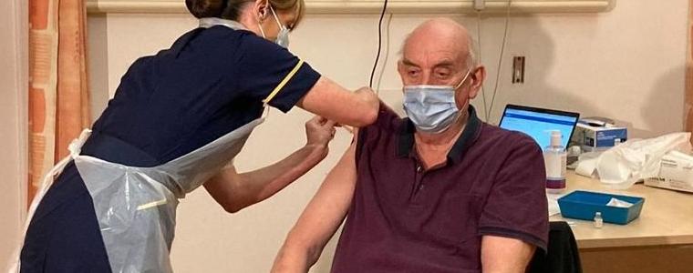 82-годишен мъж е първият британец имунизиран срещу COVID-19 с ваксината на "АстраЗенека"