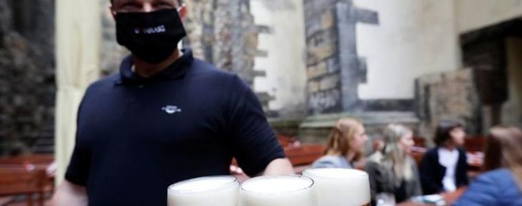 Барове и ресторанти нарушиха демонстративно локдауна в Чехия