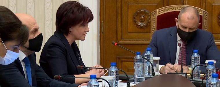Караянчева на срещата с Радев: Изборите не ги прави ГЕРБ, насаждат се внушения